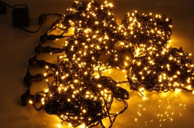 Фотография товара 'Teamprof Светодиодная гирлянда спайдер, 5 нитей по 20м, статика, черный провод, желтая'